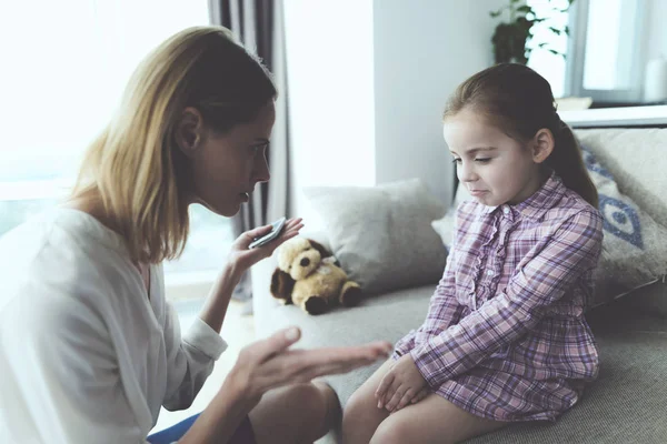 Ung Mor Och Dotter Konflikt Hemma Kaukasiska Flicka Sitter Bekväma — Stockfoto