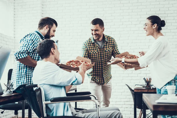 Die Jungen Leute Essen Büro Mittag Mit Pizza Teamwork Amt — Stockfoto