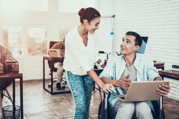 Mujer Cerca Man Wheelchair Tablet Office Mujer Sonriente Joven Discapacitado — Foto de Stock