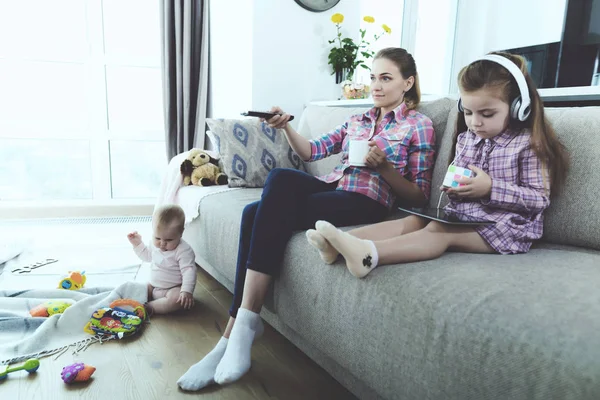 Familie Fericită Odihnește Camera Luminoasă Mama Uită Televizor Sora Care — Fotografie, imagine de stoc