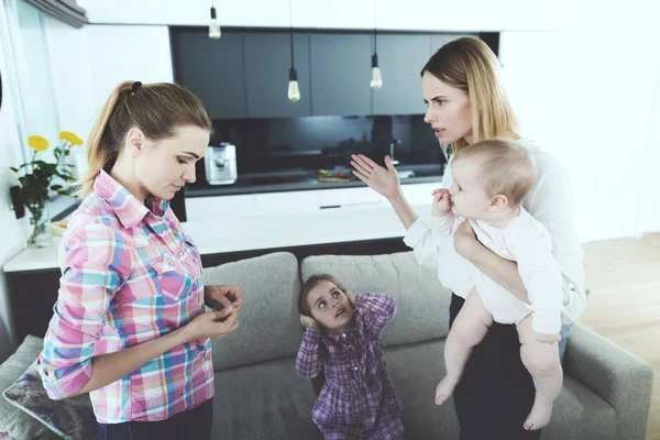 Mother Babysitter Have Conflict Living Room Young Caucasian Nanny Feels — Stock Photo, Image