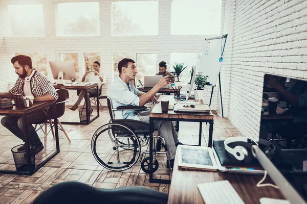 Homme Fauteuil Roulant Travaillant Sur Ordinateur Bureau Jeune Homme Handicapé — Photo