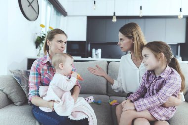 Bebek bakıcısı ve savunarak ve çocuklar tutan anne. Kız oturma odasında kanepede otururken dizleri üzerinde tutan genç beyaz kızgın kadın ve dadı ile çatışma vardır. Çocuk gülümsüyor ve oyuncaklar ile oynama