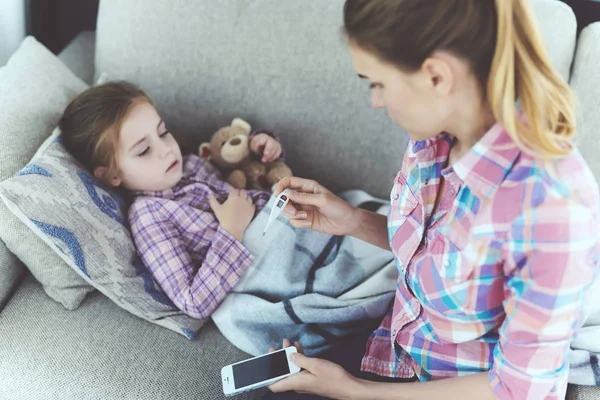 Mutter Überprüft Temperatur Des Kindes Und Hält Telefon Aufmerksame Vorsichtige — Stockfoto