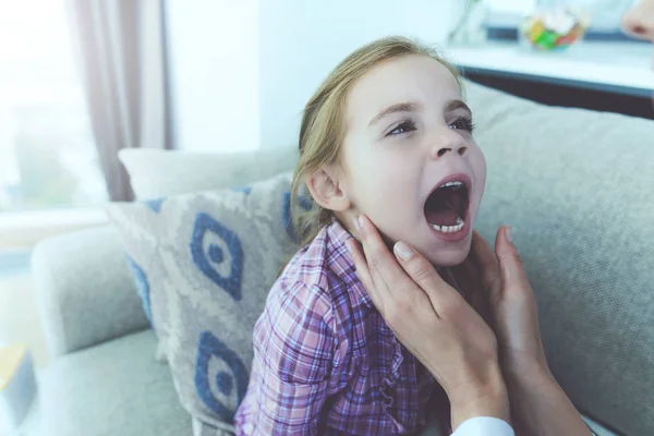 Anak Sakit Membuka Mulut Lebar Dan Menampilkan Tenggorokan Pendekatan Female — Stok Foto