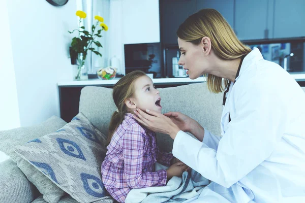 Γυναίκα Γιατρός Εξετάζει Άρρωστο Παιδί Στο Σπίτι Αρκετά Λίγο Άρρωστος — Φωτογραφία Αρχείου