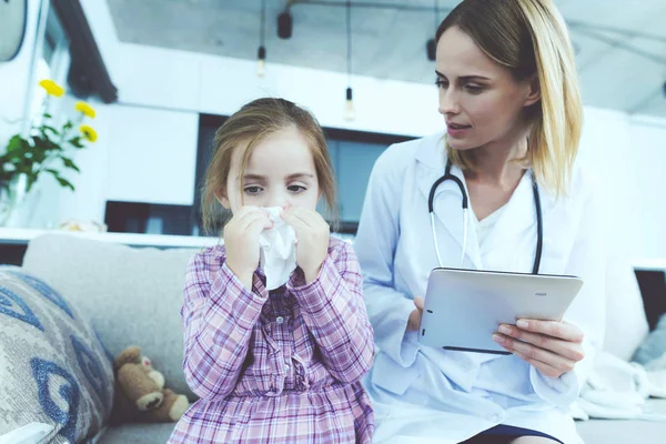 Sick Kid Blowing Nose Sits Female Doctor Inglês Criança Tem — Fotografia de Stock