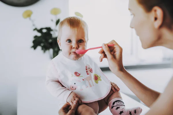 Happy Mom Alimenta Adorable Bebé Con Cuchara Interior Sala Estar — Foto de Stock