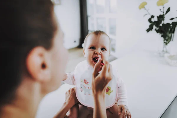 Lindo Bebé Tiene Desayuno Ser Alimentado Por Madre Madre Buceando — Foto de Stock