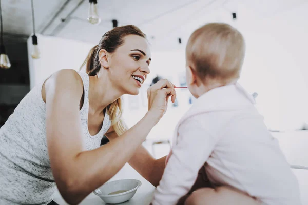 Schattige Baby Heeft Ontbijt Fed Wordt Door Moeder Moeder Duiken — Stockfoto