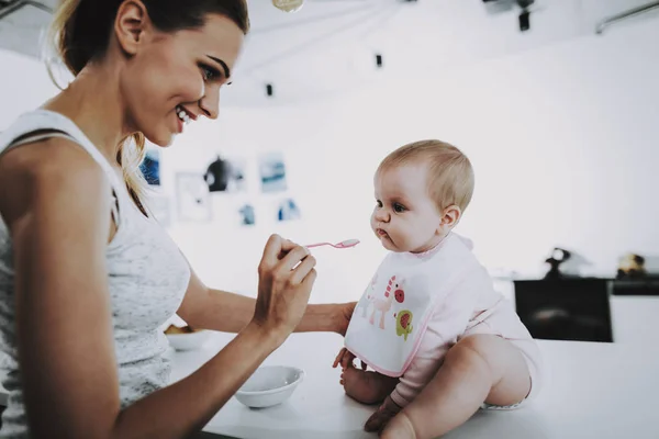 Kahvaltı Varlık Fed Anne Tarafından Nasıl Gitti Anne Dalış Sağlıklı — Stok fotoğraf