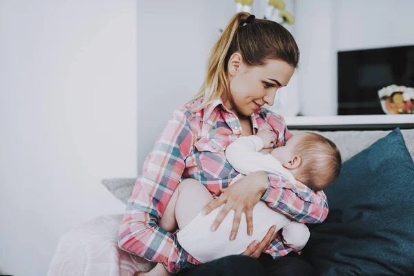 Anne Emzirme Küçük Bebek Kapalı Gülümseyerek Mutlu Portre Oturma Odasında — Stok fotoğraf