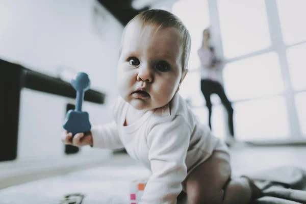 Retrato Bebé Lindo Jugando Con Juguetes Interiores Primer Plano Niño — Foto de Stock