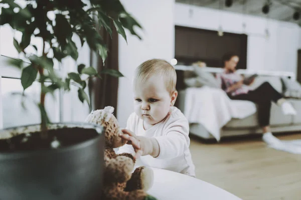 Lindo Bebé Jugando Mientras Madre Está Sentada Sofá Retrato Dulce — Foto de Stock