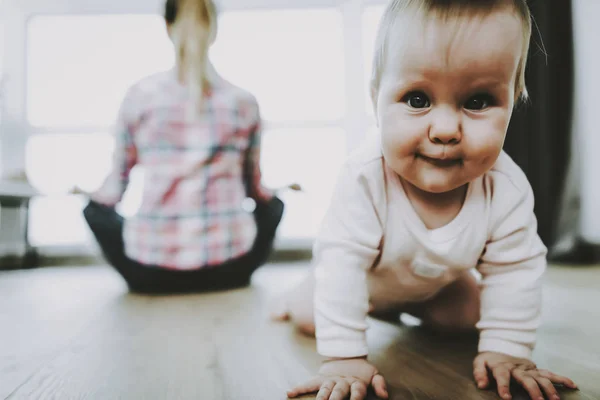 Cute Usmívající Dítě Prochází Matku Sedící Zadní Okna Portrét Krásné — Stock fotografie