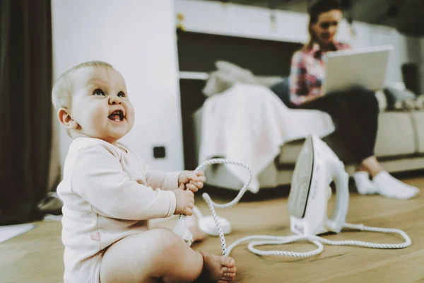 Lindo Bebé Juega Con Hierro Mientras Madre Creación Redes Retrato — Foto de Stock