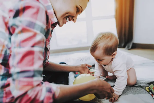 Uśmiechnięte Matki Gra Cute Baby Dywan Uśmiecha Się Mama Nosi — Zdjęcie stockowe