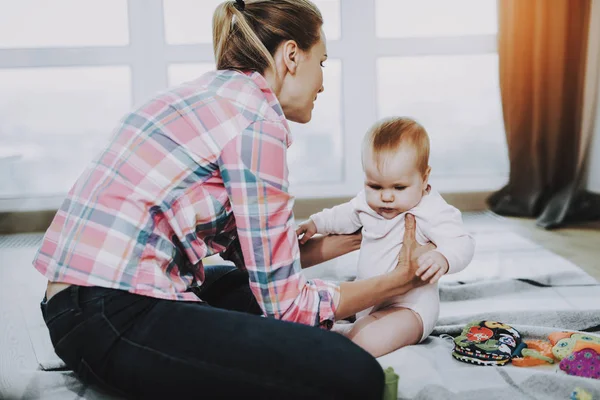 Şirin Bebek Ile Halı Üzerinde Oynarken Annesi Gülümseyerek Mutlu Anne — Stok fotoğraf