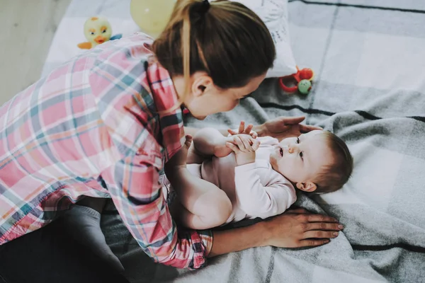 Genç Şirin Bebek Halı Üzerinde Yalan Ile Çalış Anne Gülümseyen — Stok fotoğraf