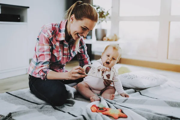 Joven Madre Jugando Juguetes Con Lindo Bebé Suelo Sonriente Mamá —  Fotos de Stock