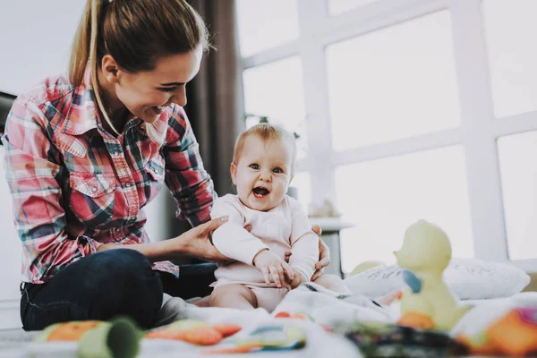 Madre Sienta Con Niño Suelo Sosteniendo Muñeca Joven Sonriente Madre — Foto de Stock