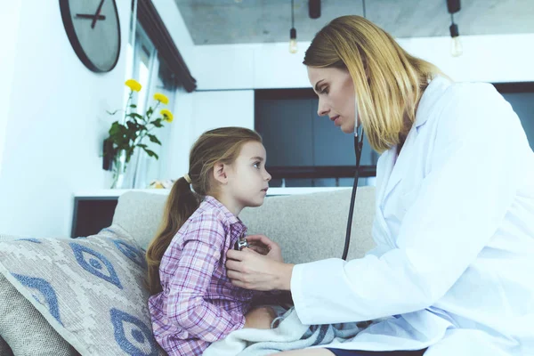 Ärztin Untersucht Ziemlich Krankes Kind Hause Kleines Krankes Mädchen Das — Stockfoto