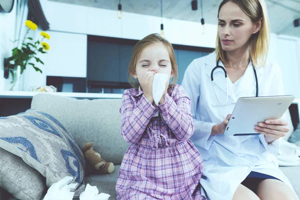 Kid Coughs Handkerchief Sits Doctor Criança Doente Tem Nariz Soprando — Fotografia de Stock