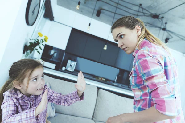 Moeder Dochtertje Hebben Van Strijd Thuis Mam Overstuur Scolding Bang — Stockfoto