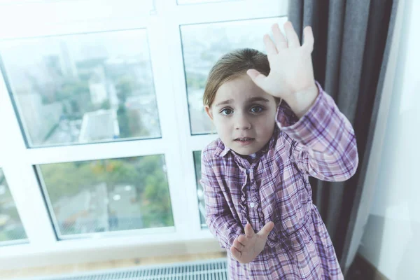 Chica Asustada Pie Cerca Ventana Mantenga Las Manos Arriba Primer — Foto de Stock