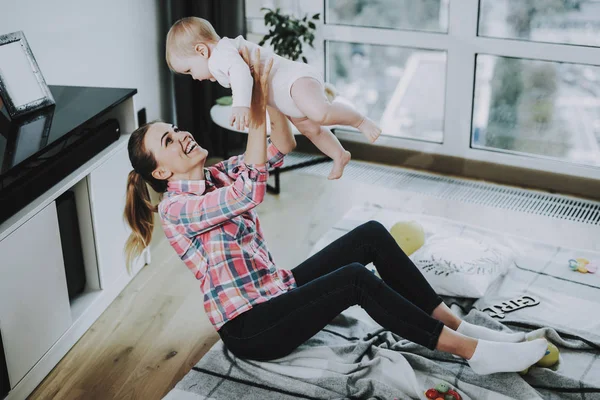 Feliz Joven Madre Vomita Lindo Niño Interiores Sonriente Mamá Usa —  Fotos de Stock