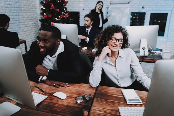 Lächelnde Manager Silvester Amt Weihnachtsbaum Amt Computer Auf Dem Schreibtisch — Stockfoto