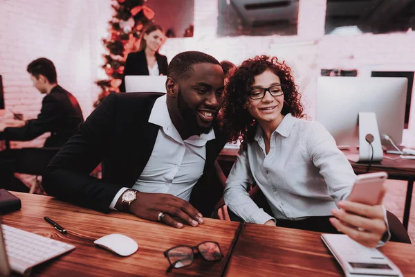 Gerentes Sorridentes Trabalhando Véspera Ano Novo Escritório Árvore Natal Escritório — Fotografia de Stock