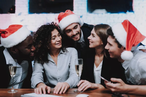 Jóvenes Celebrando Año Nuevo Oficina Moderna Árbol Navidad Oficina Ordenador —  Fotos de Stock