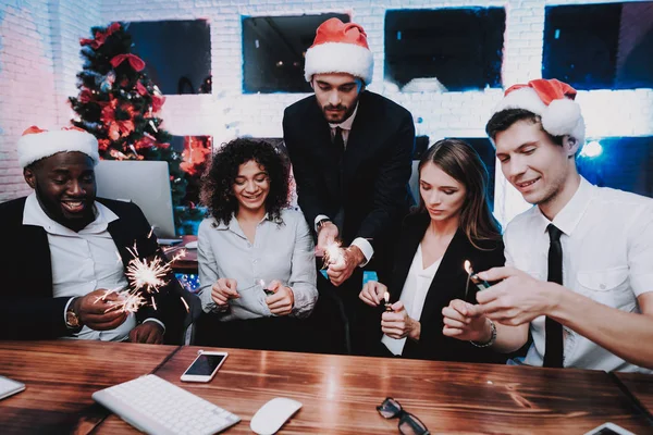 Junge Leute Feiern Das Neue Jahr Modernen Büros Weihnachtsbaum Amt — Stockfoto