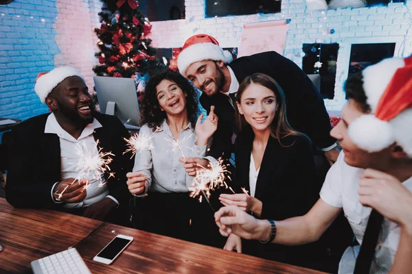 Jóvenes Celebrando Año Nuevo Oficina Moderna Árbol Navidad Oficina Ordenador —  Fotos de Stock