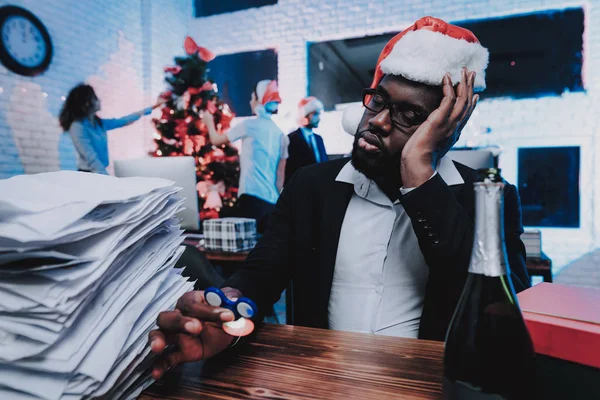 Unavený Muž Čepici Pracuje Úřadu Silvestra Vánoční Strom Úřadu Pracovní — Stock fotografie