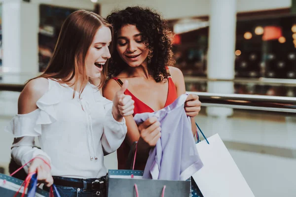 Jeunes Femmes Avec Forfaits Shopping Dans Centre Commercial Moderne Concept — Photo