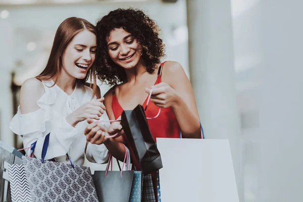 Mujeres Jóvenes Con Paquetes Compras Centro Comercial Moderno Concepto Compras — Foto de Stock