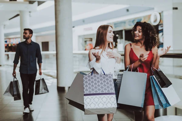 Mujeres Jóvenes Con Paquetes Compras Centro Comercial Moderno Concepto Compras —  Fotos de Stock