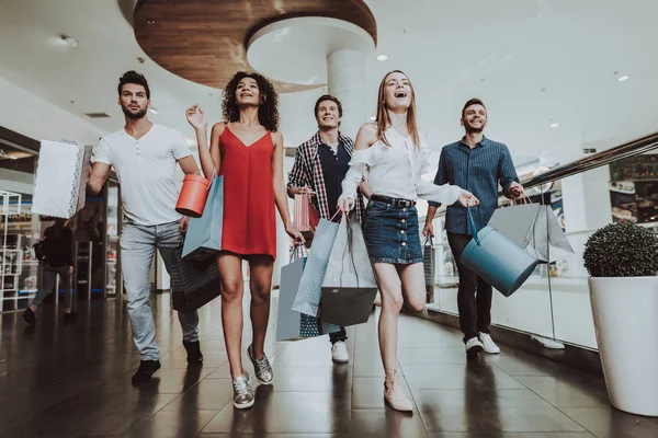 Gezelschap Van Vrienden Winkelen Winkelcentrum Met Pakketten Winkelen Concept Meisje — Stockfoto