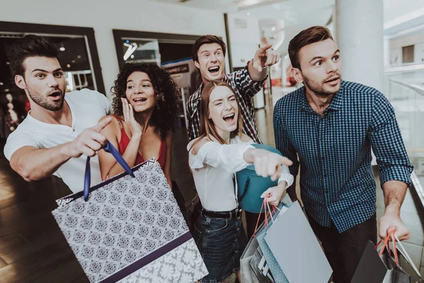 Gezelschap Van Vrienden Winkelen Winkelcentrum Met Pakketten Winkelen Concept Meisje — Stockfoto