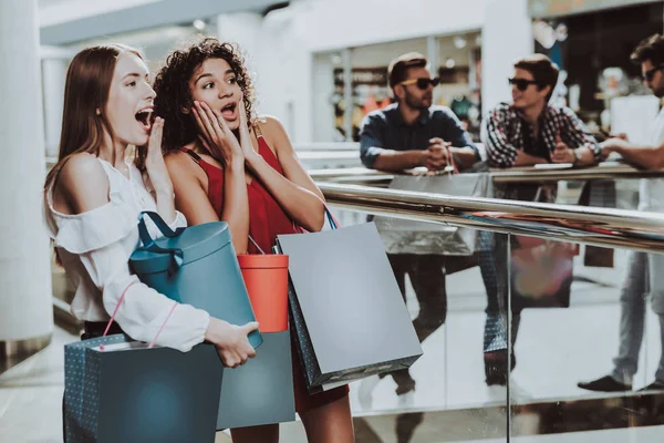 Jonge Vrouwen Met Pakketten Modern Winkelcentrum Shoppen Winkelen Concept Meisje — Stockfoto
