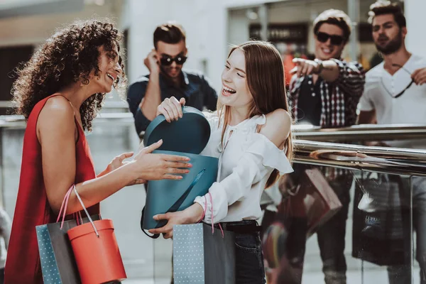 Mladé Ženy Balíčky Nakupování Moderní Mall Koncept Nákupu Dívka Červených — Stock fotografie