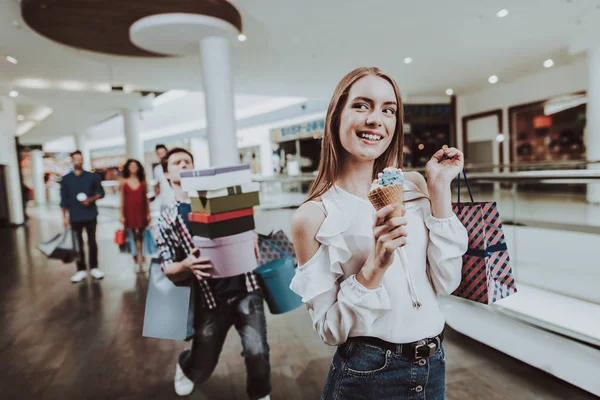 Mulher Despreocupada Com Sorvete Mão Shopping Casal Jovem Homem Cansado — Fotografia de Stock