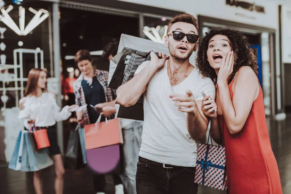 Jeune Couple Avec Des Forfaits Sur Shopping Dans Centre Commercial — Photo