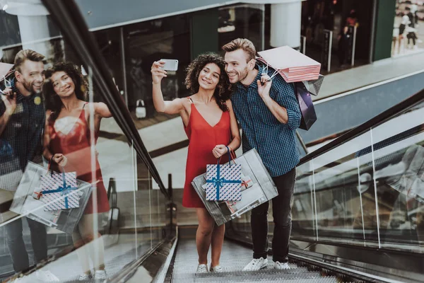 Echtpaar Met Pakketten Selfie Roltrap Nemen Het Gebruik Van Smartphone — Stockfoto