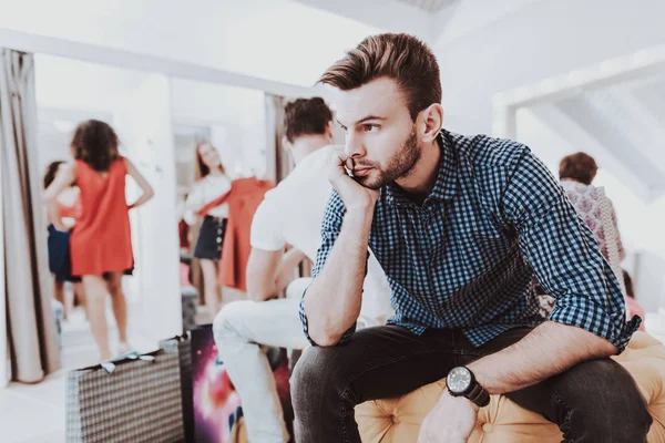 Joven Esperando Novia Camerino Hombre Trastornado Hombre Barbudo Mujer Compras — Foto de Stock