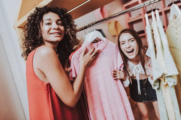 Twee Jonge Meisjes Veel Plezier Kleedkamer Winkel Vrouw Winkelen Winkelen — Stockfoto