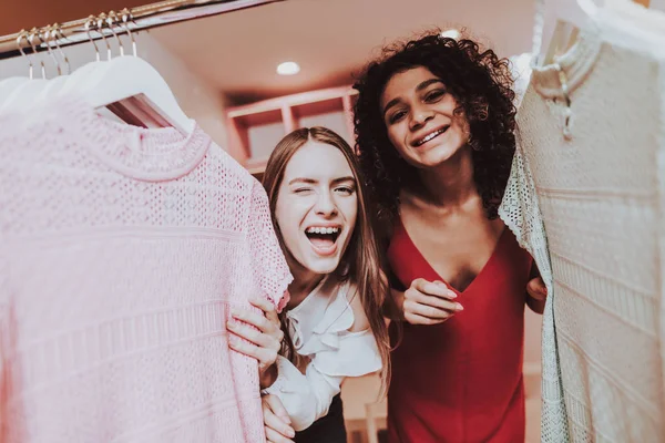 Dos Chicas Jóvenes Divierten Vestuario Tienda Mujer Compras Compras Modern — Foto de Stock