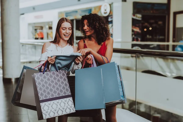 Jeunes Femmes Avec Forfaits Shopping Dans Centre Commercial Moderne Concept — Photo